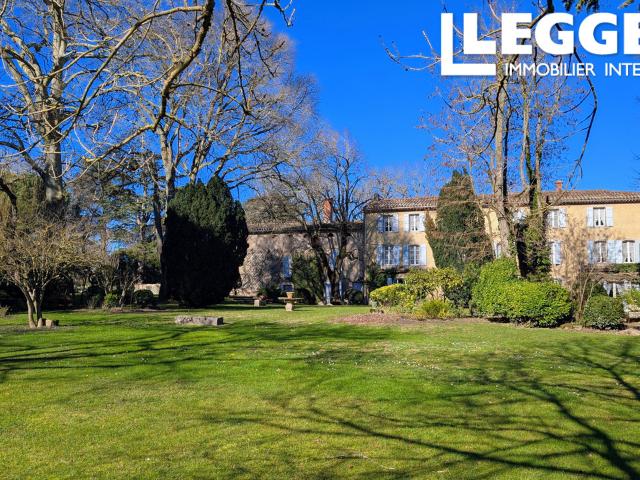 Tarn: Près de Castres, propriété d’exception avec maison bourgeoise, dépendances, piscine, pigeonnier et parc