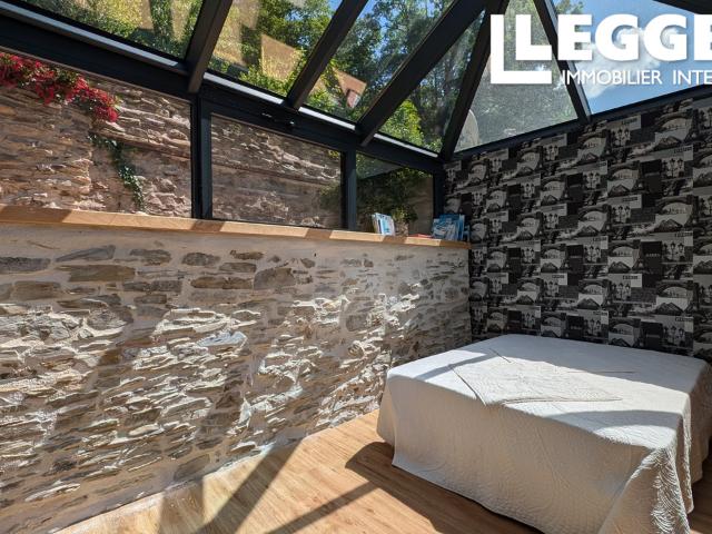 TARN RARE: 30mn de Castres, propriété de prestige en pierre dans hameau avec terrasses jardins dépendances.