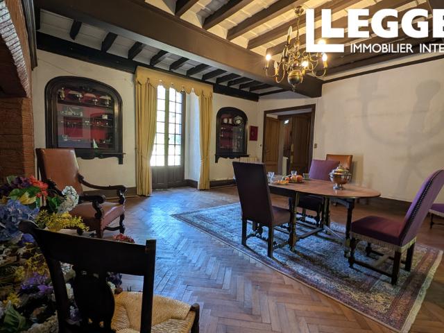 Tarn: 15km de Lavaur, superbe propriété avec manoir, dépendances et grand parc paysager