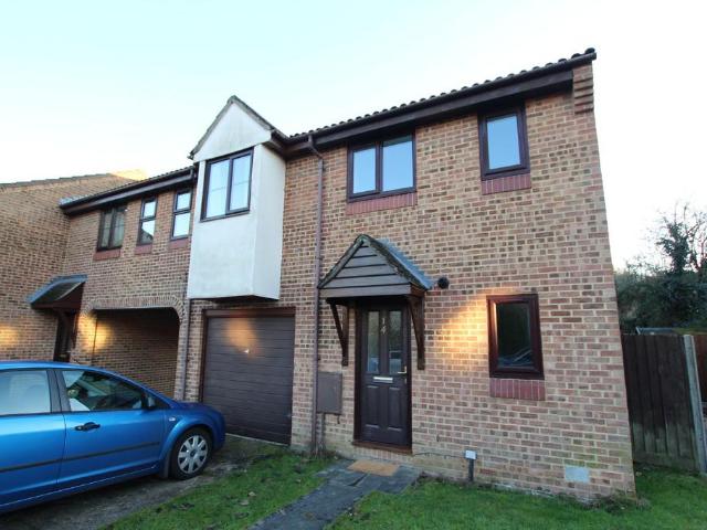 Tarnbrook Way, Bracknell RG12 2 bed semi detached house to rent £1,595 pcm £368 pw