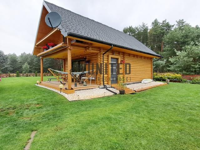 Na sprzedaż urokliwy dom z bali nad jeziorem z własnym pomostem