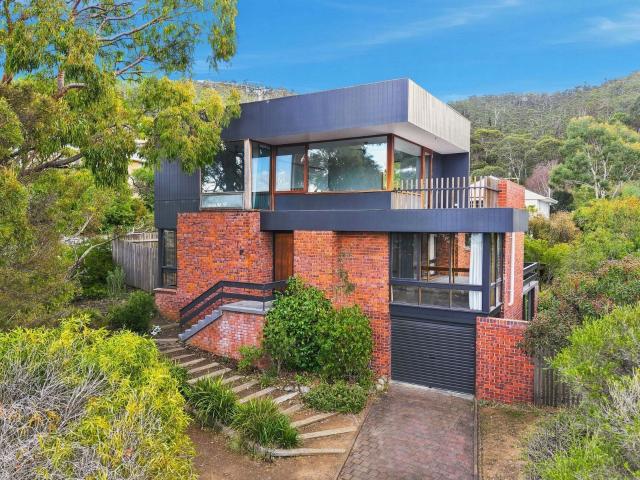 Taroona, 18 Orana Place