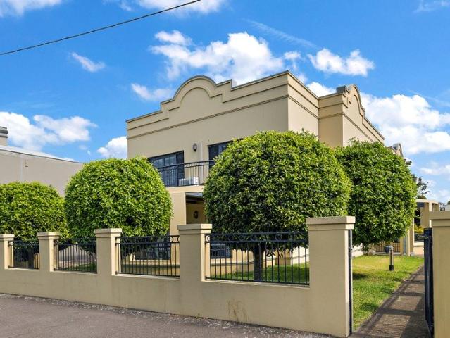 Tasteful 2 Bedroom Apartment Surrounded by the Café Lifestyle
