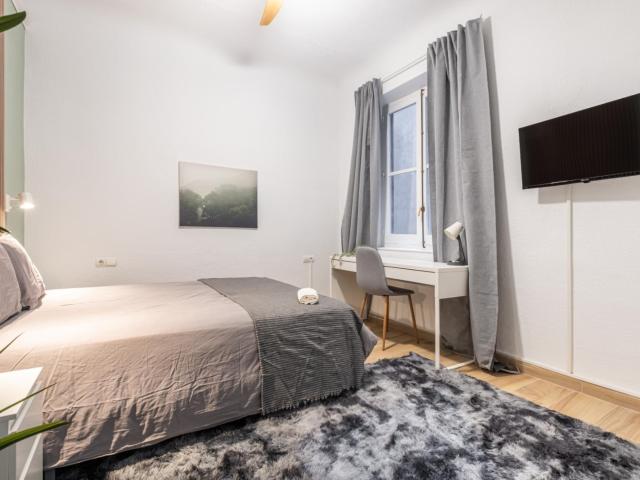 Tasteful double bedroom in the centre of Alicante