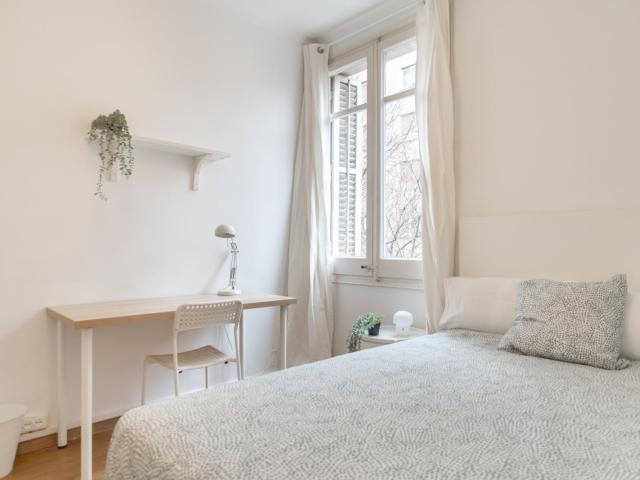 Tasteful double bedroom near Jardins Baix Guinardó