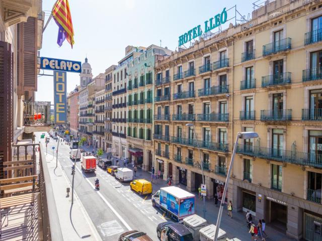 Tasteful double bedroom near the Universitat metro