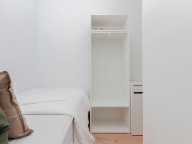 Tasteful single bedroom near the Lesseps metro