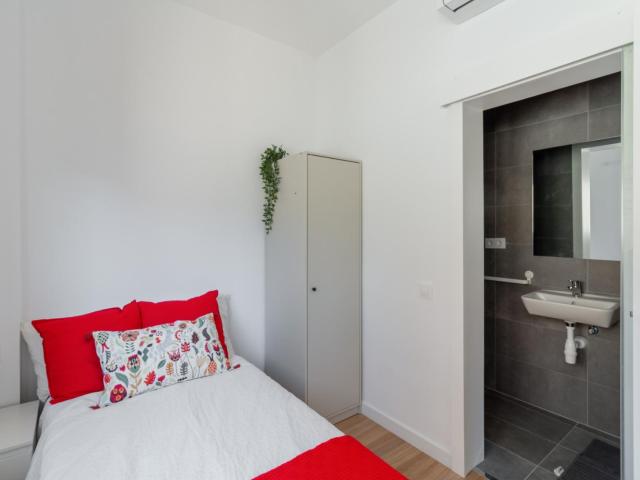Tasteful single ensuite bedroom in Vila de Gràcia