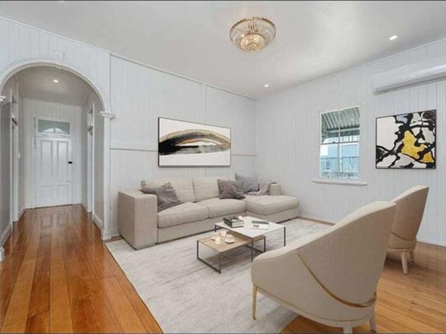Tastefully renovated 4 bedroom Queenslander only minutes from the CBD and Stadium
