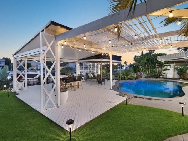 Tastefully Renovated 18m+ Waterfrontage Minutes to Broadwater