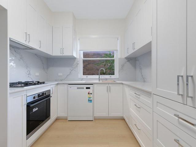 Tastefully Renovated Apartment in Unbeatable Location