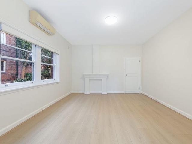 Tastefully Renovated Apartment in Unbeatable Location