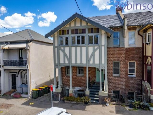 Tastefully updated period home and flat with beach & harbour a short stroll away