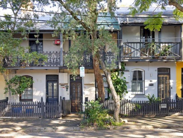 Tastefully updated terrace near Metro shopping