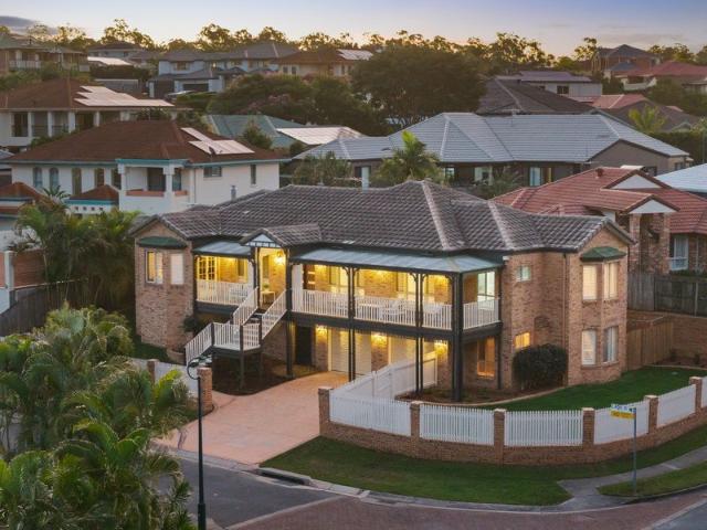 TASETFULLY RENOVATED 5 BED + STUDY. JUST MOVE IN!