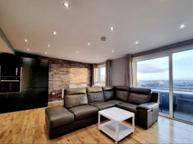 Tate House, 5 7 New York Road, Leeds 2 bed penthouse to rent £1,800 pcm £415 pw