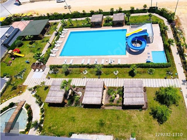 TATİL KÖYÜ BANDINDA SIFR EŞYALARI İLE SATILIK 2+1 HAVUZLU DAİRE