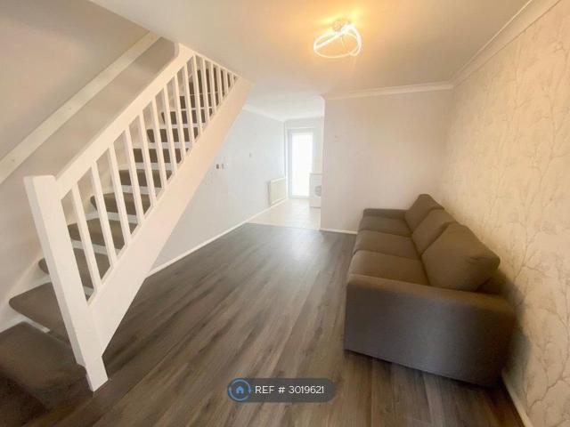 Tatsfield Close, Gillinghan ME8, 2 bed terraced house to rent, £1,250 pcm | PrimeLocation