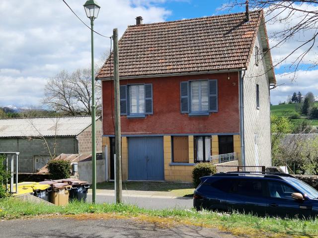TAUVES CENTRE VILLE MAISON DEUX CHAMBRES SUR 900M2 DE TERRAIN