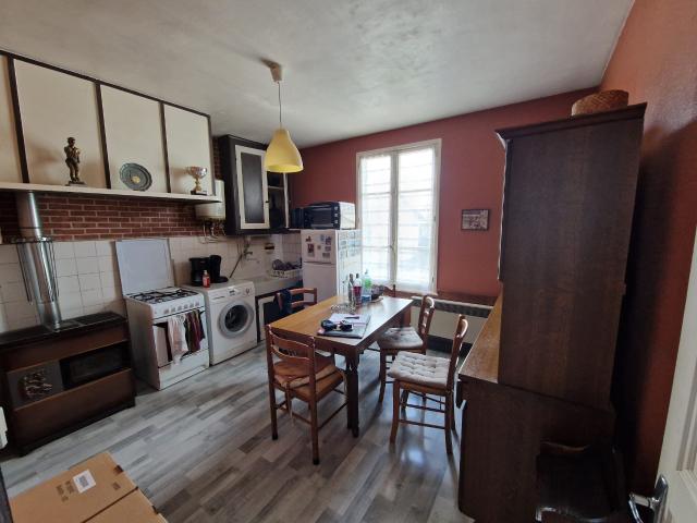 TAUVES CENTRE VILLE MAISON DEUX CHAMBRES SUR 900M2 DE TERRAIN