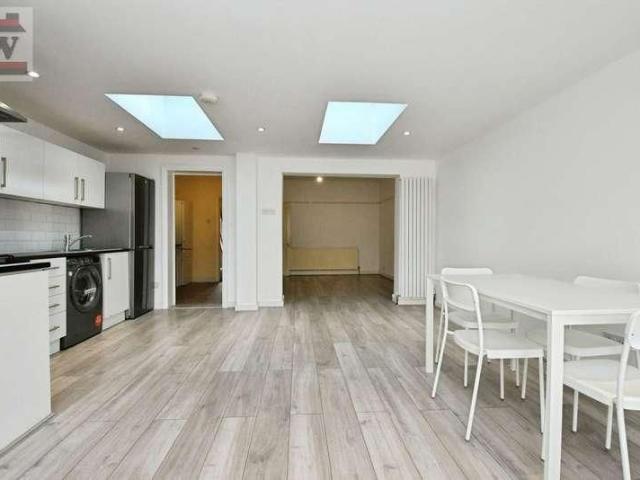 Taunton Avenue, Hounslow, TW3