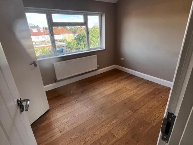 Taunton Avenue, Hounslow TW3 5 bed semi detached house to rent £3,200 pcm £738 pw