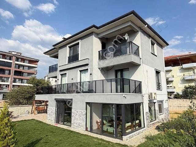 Tavasta | 3 Katlı | 5+2 | 305 M² | Geniş Bahçeli Lüks Villa
