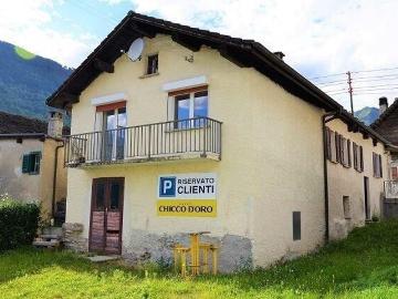 Trattoria mit grosser Terrasse, Garten und Plätzen oder 5 Zimmer Haus / Trattoria mit Terrasse oder umbaubar in ein 5 Zimmer Haus
