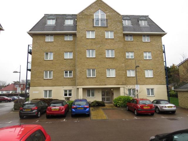 Taverners Way, HODDESDON 2 bed apartment to rent £1,475 pcm £340 pw