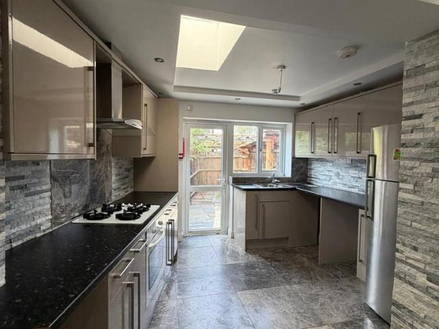 Tavistock Avenue, ST. ALBANS, AL1 2 bed property to rent £2,150 pcm £496 pw