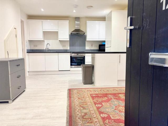 Tavistock Street, Bedford 2 bed flat to rent £1,200 pcm £277 pw