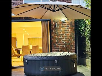 Ashton upon Mersey, M33 - Garden, Swimming pool