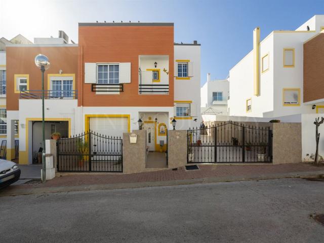 Tavira – Moradia geminada com 4 quartos, garagem e rooftop c. 180m² Tavira Santiago