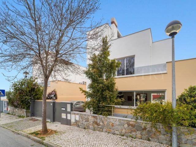 Tavira – Moradia independente com 3 quartos, cave e terraço. 241m² São Bento do Cortiço e de Santo Estevão