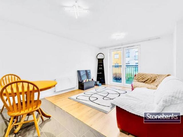 Taywood Road, Northolt UB5 2 bed apartment to rent £1,850 pcm £427 pw
