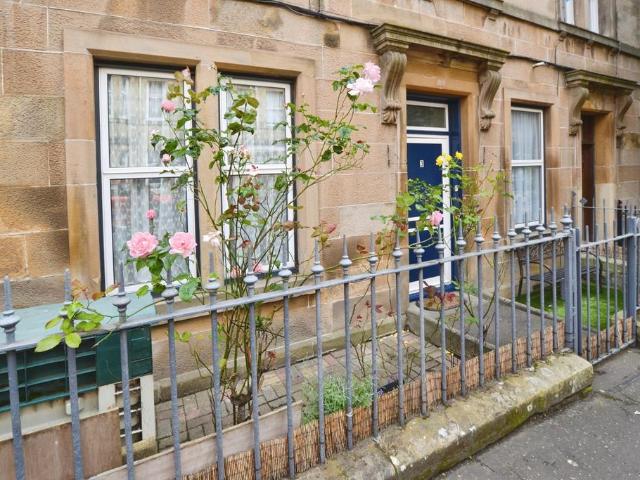 Tay Street, Fountainbridge. 3 bed flat to rent £1,725 pcm £398 pw