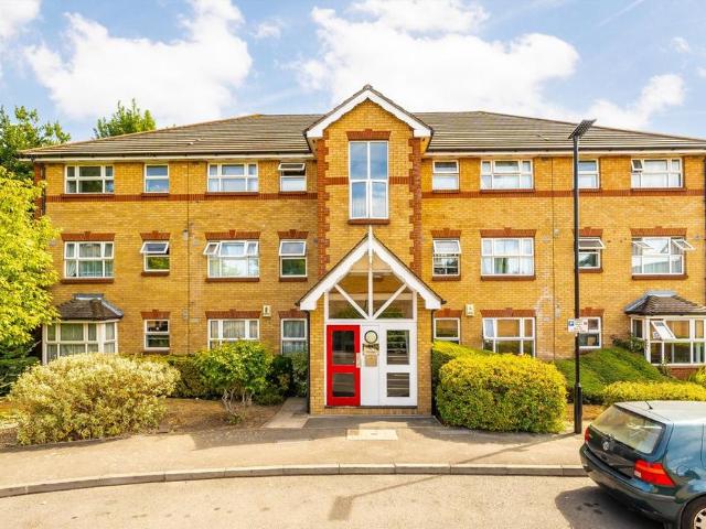 Taylor Close, Hounslow TW3 2 bed flat to rent £1,650 pcm £381 pw