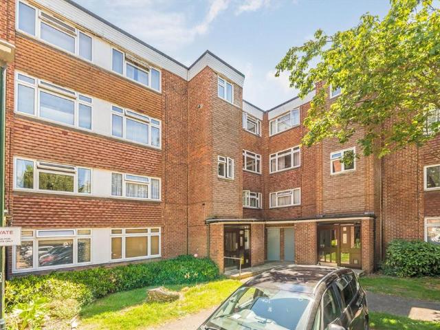 Taylor Close, Hampton TW12 3 bed flat to rent £2,300 pcm £531 pw