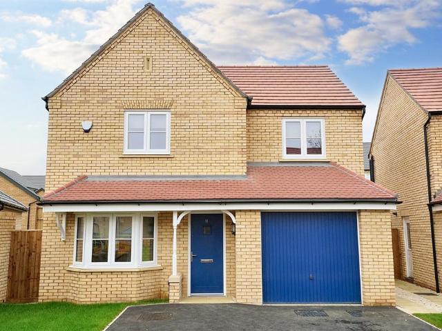 Taylor Lane, PR4 4 bed detached house to rent £1,650 pcm £381 pw