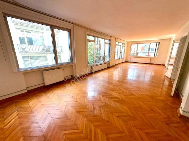 Teşvikiye Mahallesi'nde 3+1 Kiralık Köşe Daire