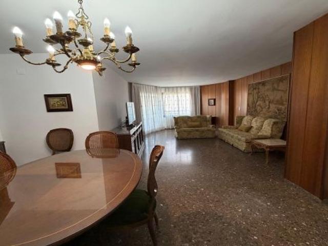 Te gustaría disfrutar de este piso de alquiler, en un Barrio consolidado y a un paso del centro de V