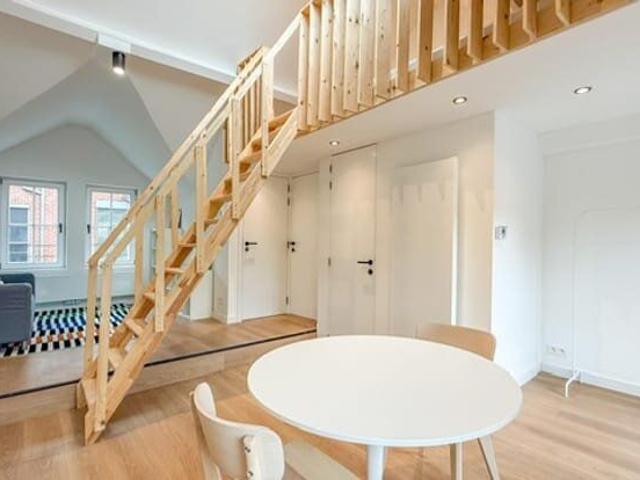 Te huur: Moderne bemeubelde studio met mezzanine en terras