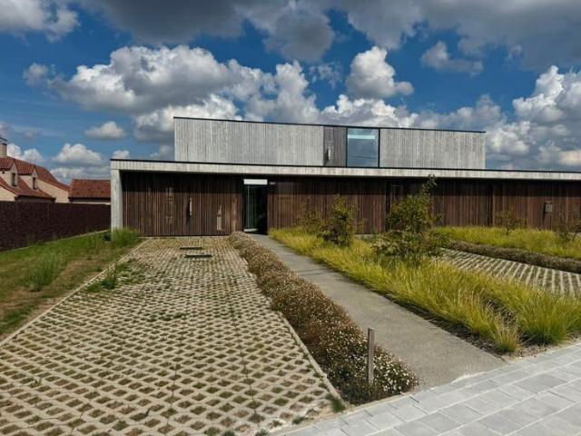 TE HUUR – MODERNE WONING MET 3 SLAAPKAMERS