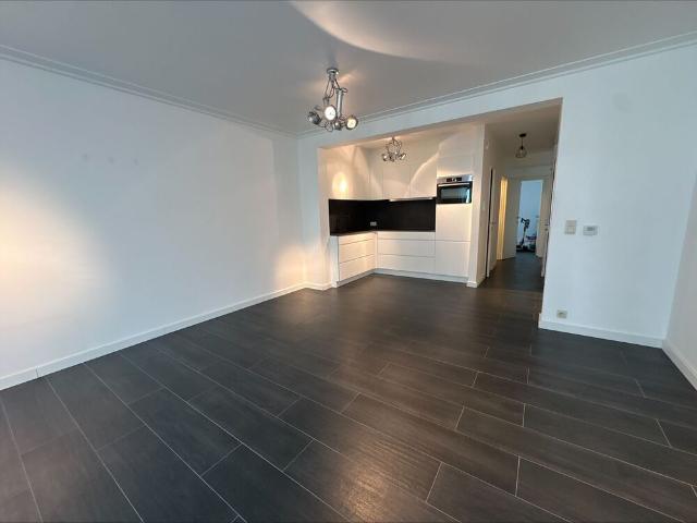 Te huur, mooi gerenoveerd 2 slaapkamerappartement in de Rogierlaan, Oostende