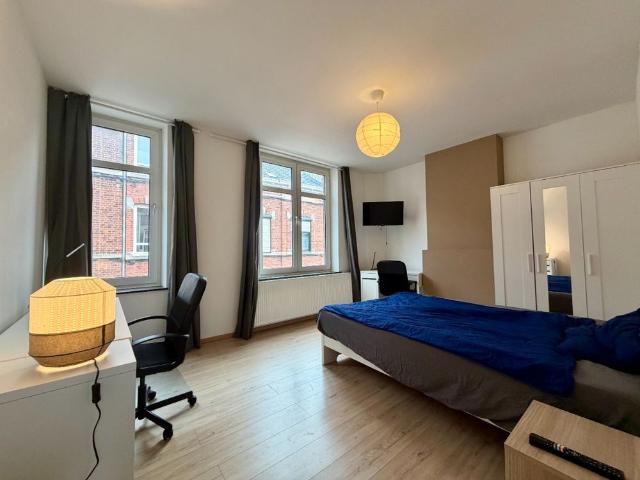TE HUUR: MOOIE WONING MET 4 SLAAPKAMERS