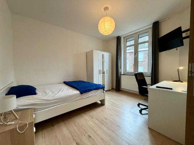 TE HUUR: MOOIE WONING MET 4 SLAAPKAMERS