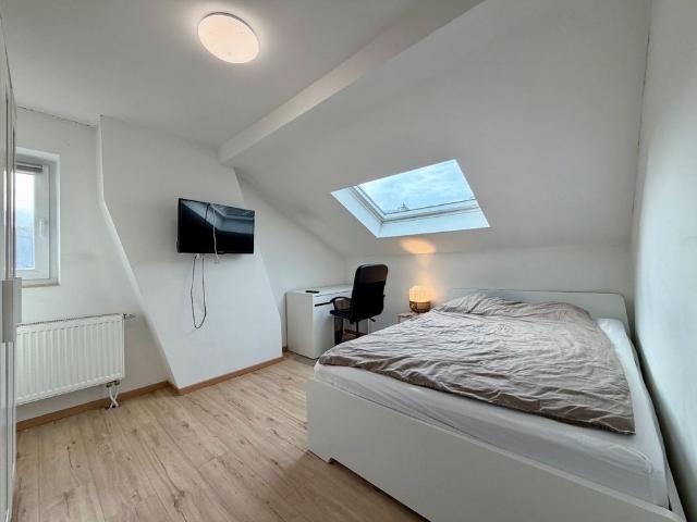 TE HUUR: MOOIE WONING MET 4 SLAAPKAMERS