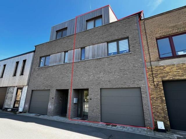 TE HUUR: Nieuwbouw rijhuis met 3 slaapkamers en garage