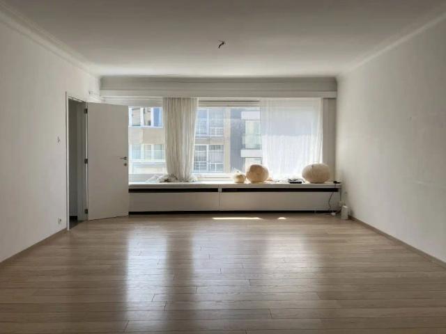 Te Huur – Appartement met Lateraal Zeezicht in het Centrum van Oostende