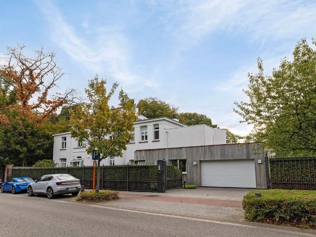 Te huur | Exclusieve karakterwoning met koetshuis, parktuin, tennisveld én indoor zwembad